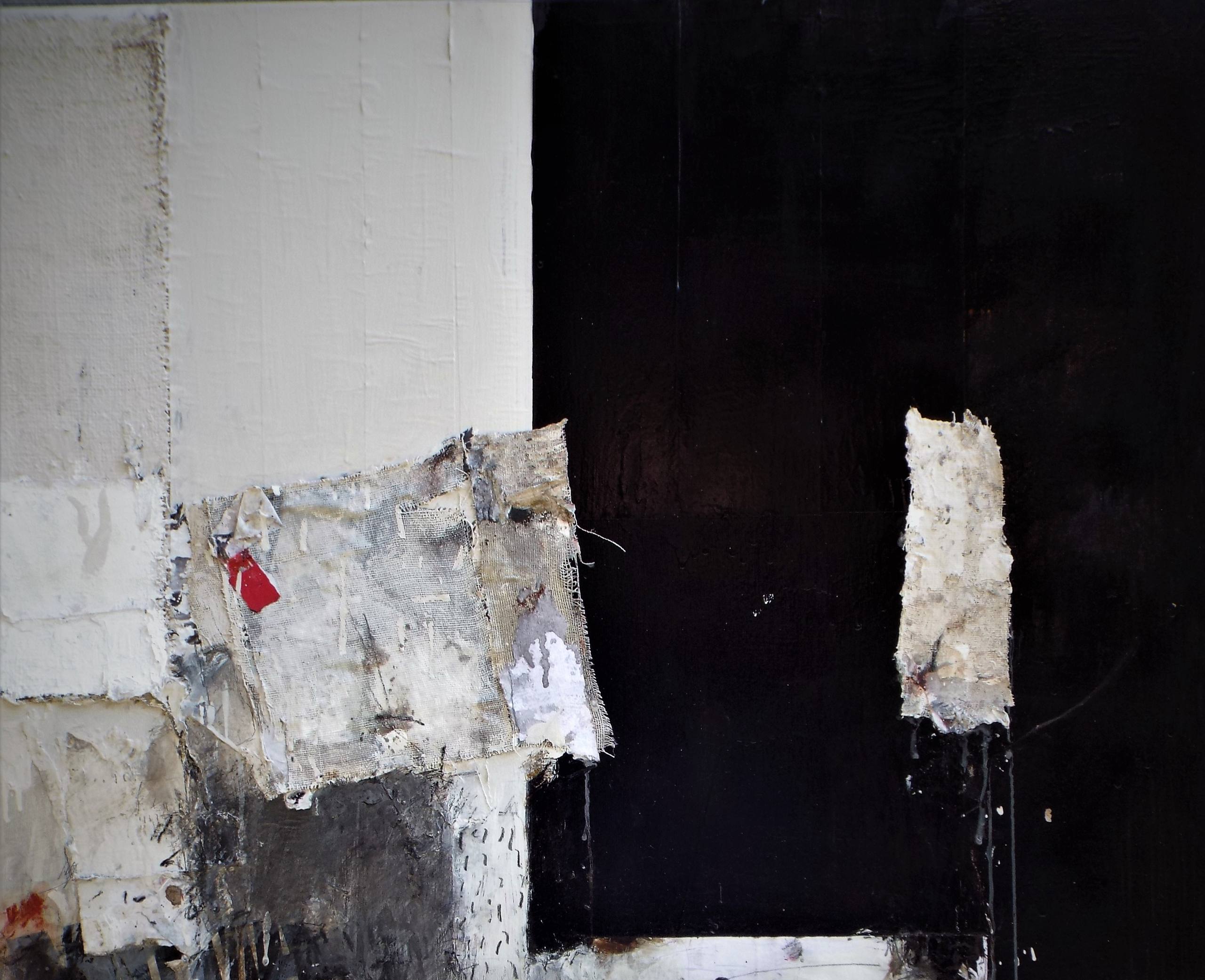 Opera di Claudio Elli: un muro bianco e nero con un frammento di carta strappata e un piccolo segno rosso